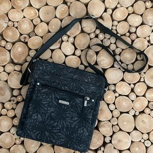 NWOT Baggallini Go Bagg in Onyx Floral